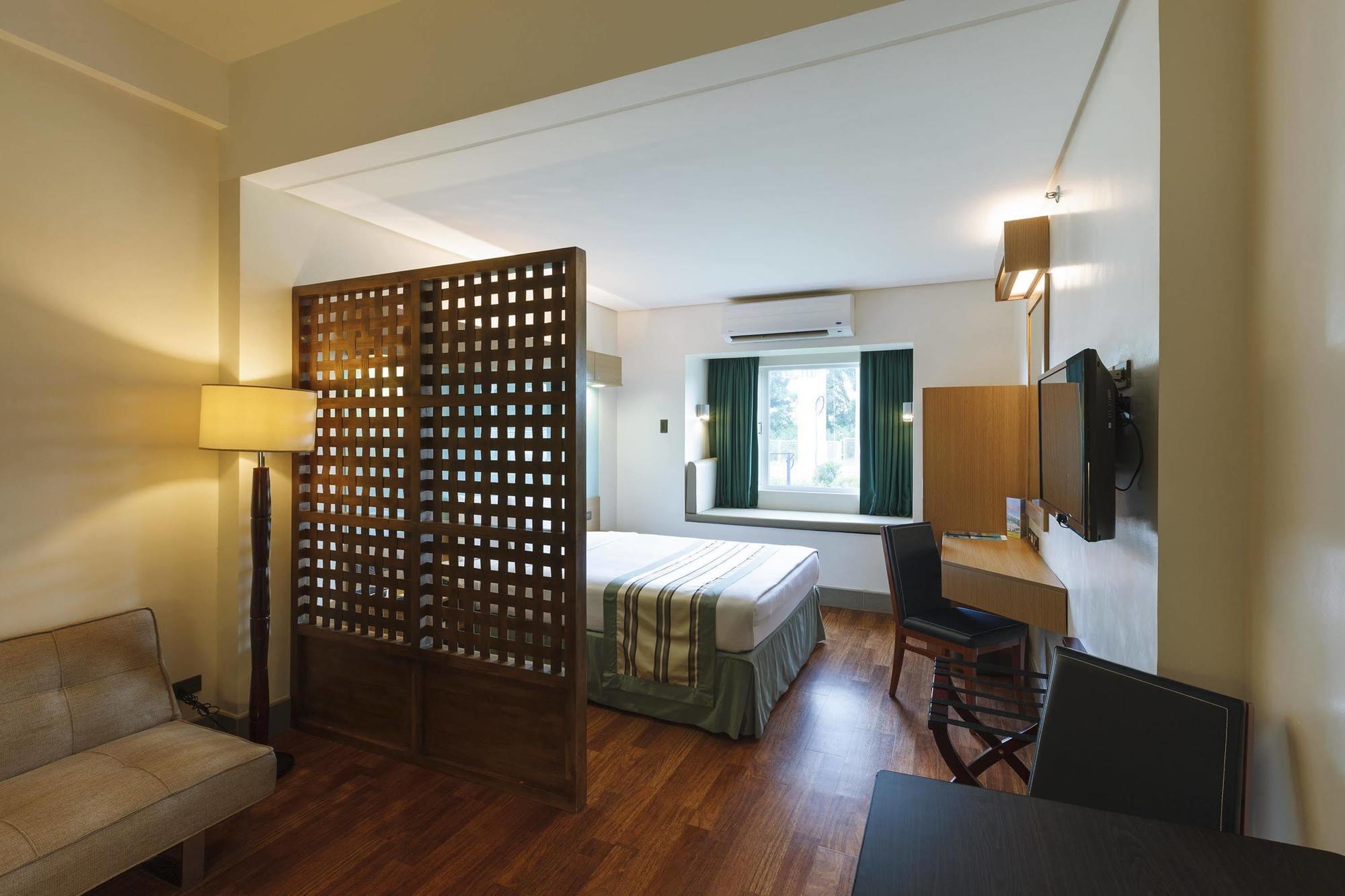 Microtel By Wyndham South Forbes Near Nuvali