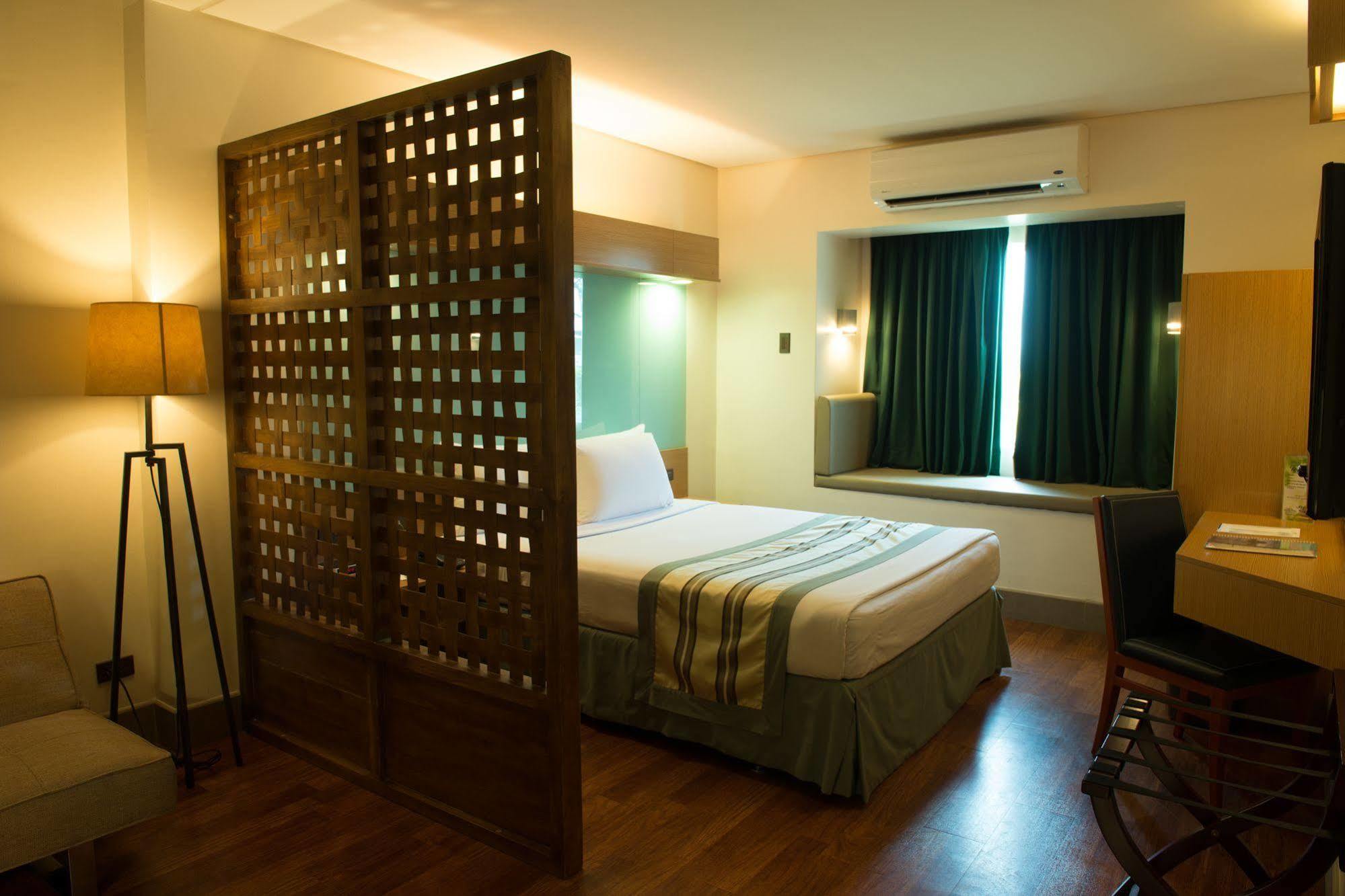 Microtel By Wyndham South Forbes Near Nuvali Hotel